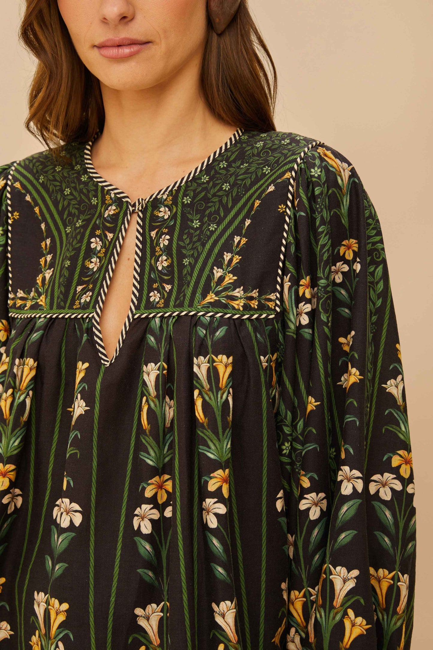 Black Flowers Arch LENZING™ ECOVERO™ Euroflax™ Blouse | FARM Rio Women