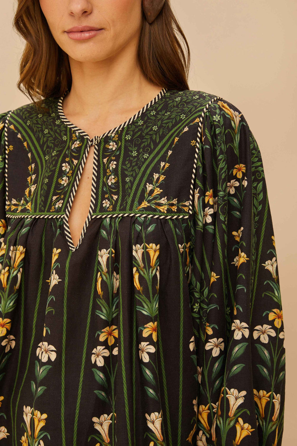 Black Flowers Arch LENZING™ ECOVERO™ Euroflax™ Blouse | FARM Rio Women